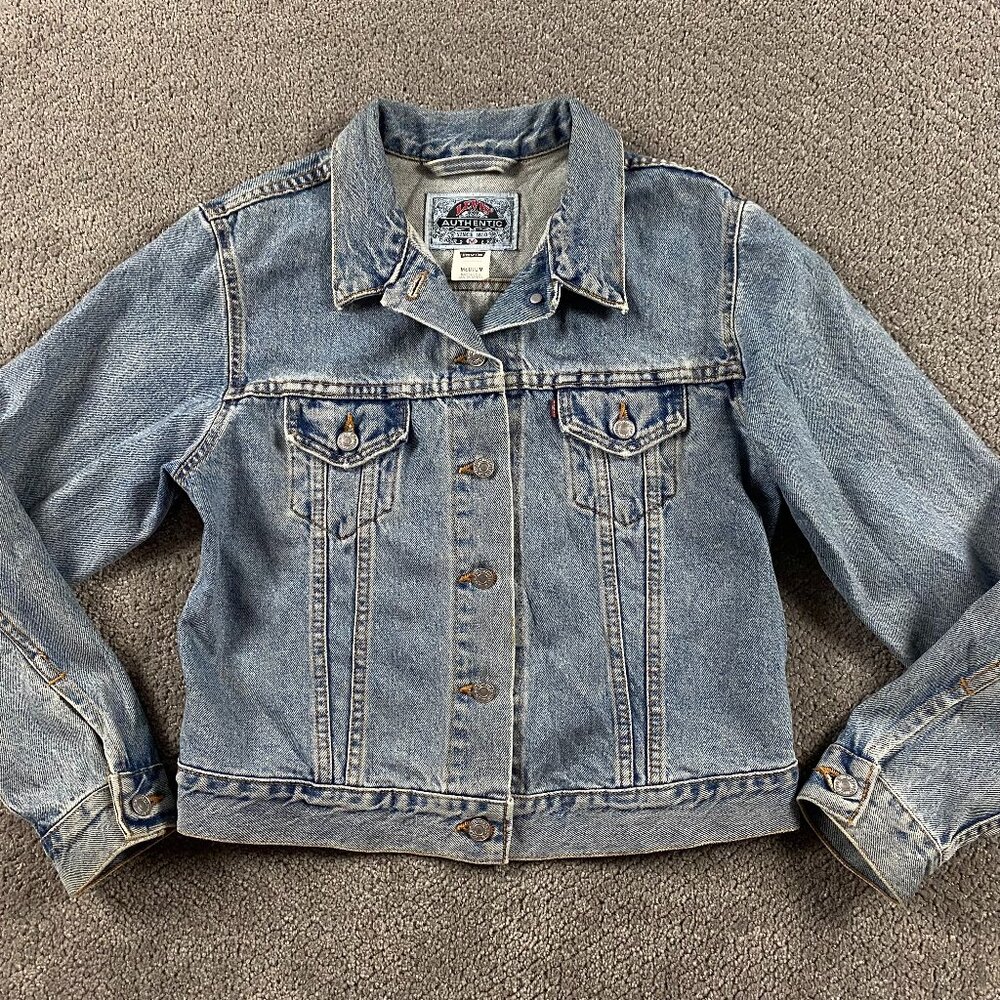 Vintage 90s Levi's Denim Jean Jacket Women's Medium Made in the USA 77597 0220
